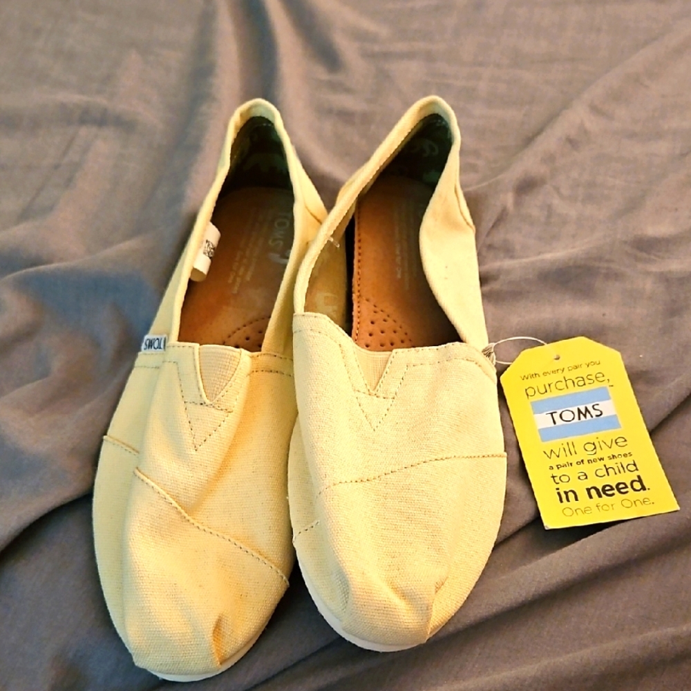 Size 10 TOMS NaturalCanvas Slip-Ons